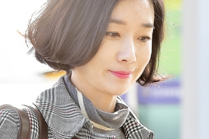 오연수, 품격 넘치는 공항패션 ‘봄 몰고오는 트렌치코트’