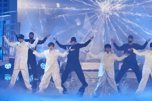 “흰색 물결의 감동”...‘무한도전’ H.O.T. 공연 스틸 공개