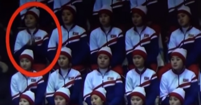 북한 응원단, 미국 선수 응원했다가 움찔