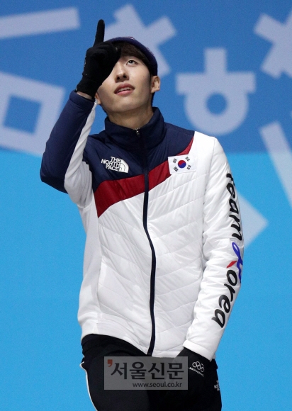 23일 평창 메달하우스에서 열린 쇼트트랙 남자 500m 시상식에서 한국의 임효준 선수가 동메달을 받기 위해 시상대에 올라가며 하늘을 향해 감사를 표하고있다. 박지환 기자 popocar@seoul.co.kr