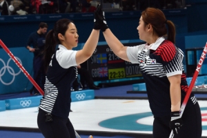 [서울포토] 하이파이브하는 김영미-김경애