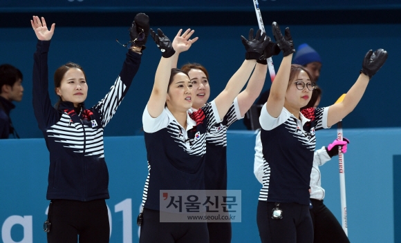 23일 강릉 컬린센터에서 열린 일본과의 준결승 경기에서 연장전 끝에 8-7로 승리를 거두며 결승에 진출한 한국 선수들이 환호하고 있다. 박지환 기자 popocar@seoul.co.kr