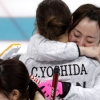 ‘팀 후지사와’ 일본 여자 컬링 동메달…끌어안고 눈물