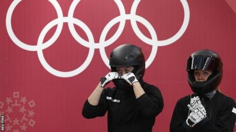 나데즈다 세르기바(오른쪽)가 평창동계올림픽 봅슬레이 여자 2인승 출발 전 잔뜩 긴장한 채 앞을 주시하고 있다. AFP 연합뉴스 