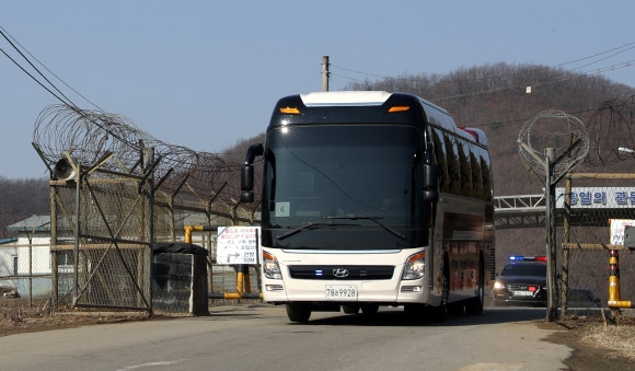 김영철 북한 노동당 부위원장 겸 통일전선부장을 단장으로 하는 평창동계올림픽 폐막행사 참석을 위한 북측 고위급대표단이 25일 2박 3일 일정으로 방남, 파주시 전진교를 빠져 나오고 있다.  현장사진연구소 제공=연합뉴스