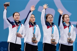 [서울포토] ‘감사합니다’… 손인사 하는 여자 컬링대표팀