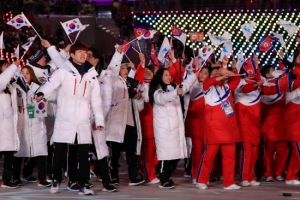 평창 폐회식 남북선수들 함께 행진…태극기·인공기·한반도기 모두 입장