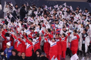 [포토] ‘공동 입장 다른 국기’ 흔들며 입장한 평창동계올림픽 폐회식