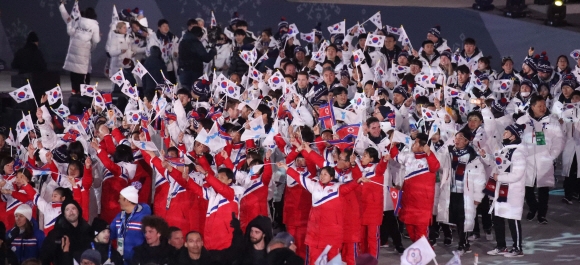 2018 평창 동계올림픽이 25일 오후 8시 평창 올림픽스타디움에서 열린 폐회식을 끝으로 대단원의 막을 내렸다. 남북한 선수단이 입장하고있다.