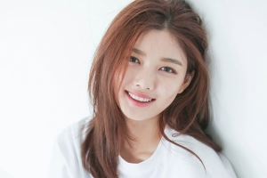 배우 김유정 측 “갑상선 이상으로 탈진...향후 일정 정리 중”