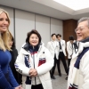 [서울포토] ‘2018 평창동계올림픽’ 폐회식 마치고 만난 문 대통령 부부와 이방카