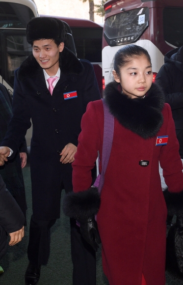 2018 평창동계올림픽이 성황리에 종료된 다음날인 26일 북한의 렴대옥, 김주식 선수가 파주 남북출입사무소를 통해서 북으로 출경하고 있다.  사진공동취재단