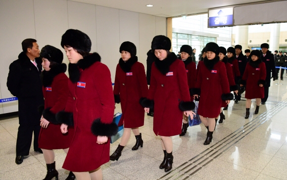 26일 도라산 남북출입사무소에서 북한의 여자아이스하키 선수단이  출경을 하고 있다. 사진공동취재단