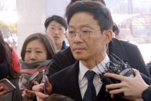 [서울포토] 검찰 출석한 안태근 ‘굳은 표정’
