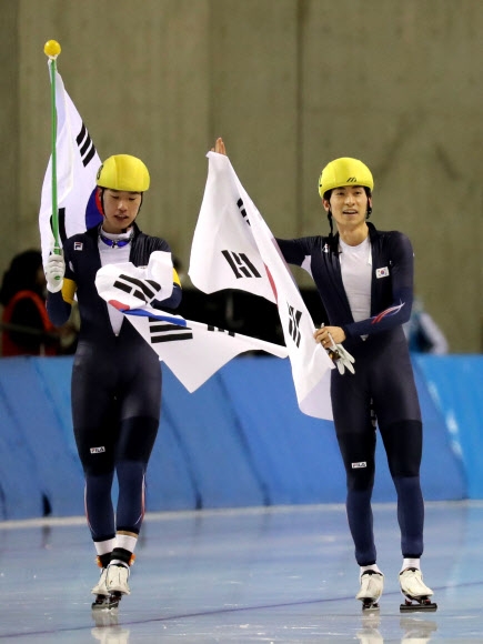 23일 일본 홋카이도현 오비히로 오벌에서 열린 2017 삿포로 동계아시안게임 스피드 스케이팅 남자 매스 스타트에서 이승훈(오른쪽)이 1위로 골인해 3위로 들어온 김민석과 함께 태극기를 들고 인사하고 있다. 2017.2.23 연합뉴스