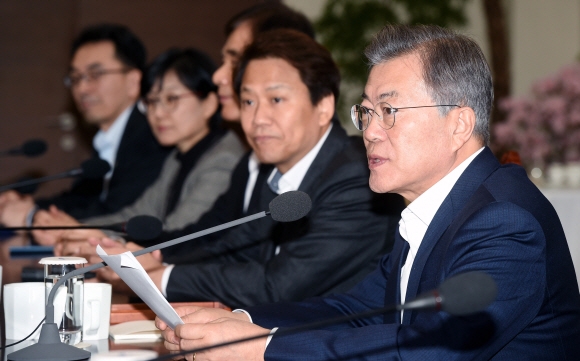 문재인 대통령이 26일 청와대에서 열린 수석보좌관 회의에서 모두 발언을 하고 있다. 안주영 기자 jya@seoul.co.kr