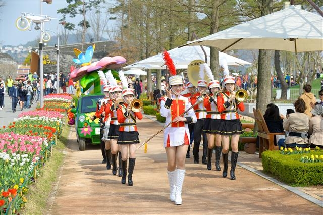 순천만국가정원에서 열리는 1억 송이 봄꽃 축제 마칭 퍼레이드. 순천시 제공