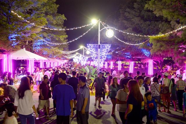 순천만국가정원의 여름밤 모습. 매년 7월 한 달 동안 열리는 물빛축제에 80만명이 찾아온다.  순천시 제공