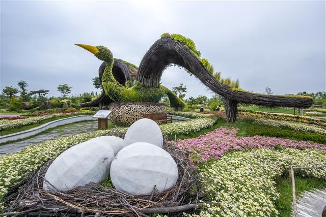 순천만국가정원에 있는 흑두루미 조형물. 폭 10m, 높이 5m 크기다. 알은 1m 규모다.  순천시 제공