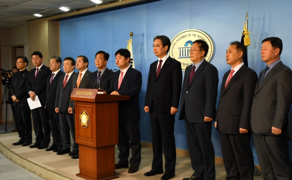 정부의 ‘군인 외출·외박구역 제한 폐지’ 방침에 강원도와 경기도 접경지역 주민들이 강하게 반발하고 나섰다. 최문순(오른쪽 다섯 번째) 화천군수를 비롯한 강원·경기 접경지역 시장·군수들이 26일 국회 정론관에서 기자회견을 열고 군인 외출·외박구역 제한 폐지 방침을 즉각 철회해 줄 것을 요구하는 내용의 성명서를 발표하고 있다.  화천군 제공