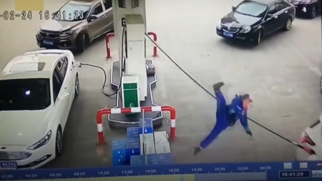 주유중 차가 움직여 주유소 직원이 다치는 모습(유튜브 영상 캡처)