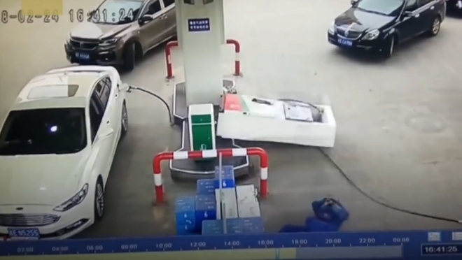 주유중 차를 움직이자 다급한 직원이 호스를 뽑다가 다친 모습(유튜브 영상 캡처)