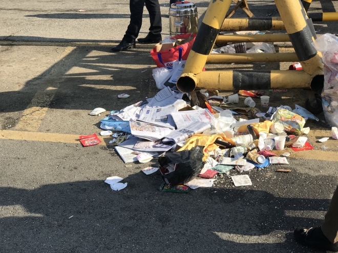 통일대교 쓰레기 투기 논란