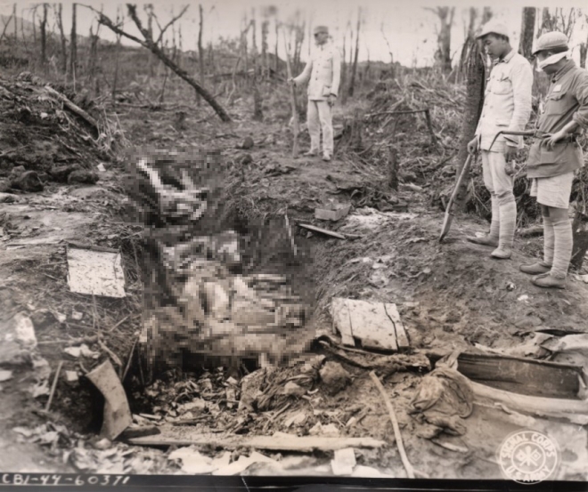　1944년 9월 미·중 연합군 164통신대 사진중대의 볼드윈 병사가 촬영한 조선인 위안부의 모습. 조선인 위안부들이 일본군으로부터 죽임을 당한 뒤 널부러져 있다. 　서울시·서울대 인권센터 제공