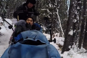‘뭉쳐야뜬다’ 김용만, 캐나다서 개썰매 체험 도중 ‘낙상’...무슨 일이?