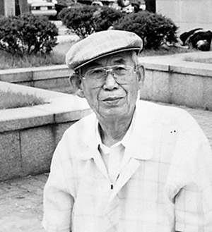 1997년 7월 7일 서울 종묘 이상재 선생 동상 앞에서 인터뷰를 마친 최수보 대장.