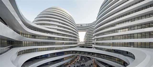 여성 건축가 자하 하디드가 설계한 중국 베이징 쇼핑몰 ‘갤럭시 소호’는 기하학의 도움 없이는 절대로 지어질 수 없는 현대 건축물이다. 중국 은하소호 제공