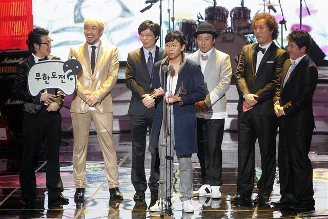 MBC ‘무한도전’의 김태호(가운데) PD. 무한도전 연출에선 물러나지만 MBC에 계속 남아 크리에이터 역할을 한다.  서울신문 DB