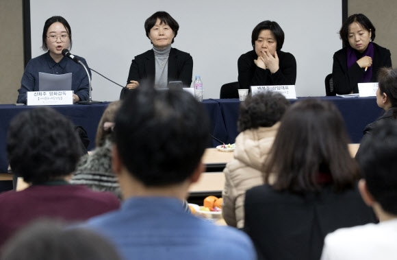 27일 서울 중구 한국여성인권진흥원에서 열린 ‘젠더기반폭력에 맞선 우리의 외침 토론회’에서 신희주(왼쪽) 영화감독이 발언하고 있다. 연합뉴스