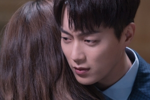 ‘라디오 로맨스’ 윤두준♥김소현, 아찔 멜로 모먼트 “안아주고 싶어요”