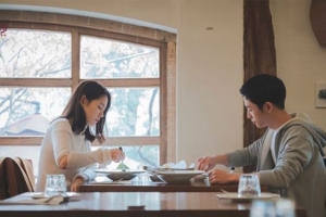 ‘밥 잘 사주는 예쁜 누나’ 손예진 정해인, 데이트 포착 ‘심쿵 눈빛’