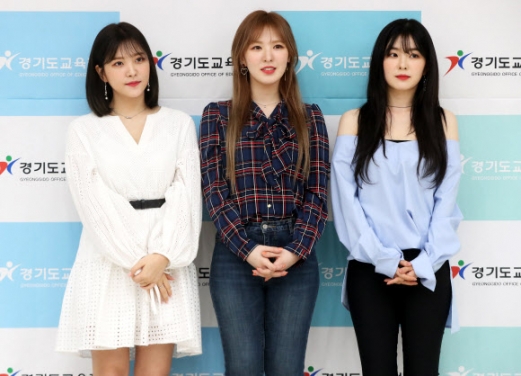 경기도교육청 홍보대사로 위촉된 걸그룹 레드벨벳이 28일 오후 경기도 수원시 도교육청에서 열린 위촉식에서 포즈를 취하고 있다. 왼쪽부터 예리, 웬디, 아이린. <br>연합뉴스