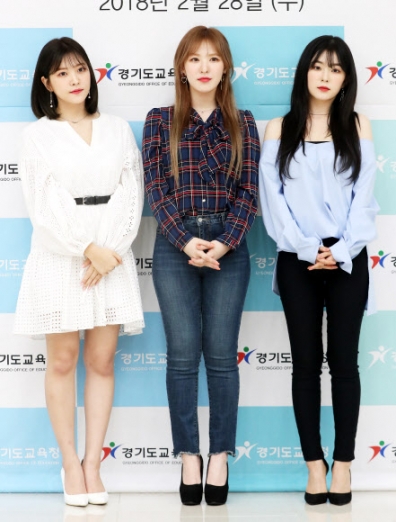 경기도교육청 홍보대사로 위촉된 걸그룹 레드벨벳이 28일 오후 경기도 수원시 도교육청에서 열린 위촉식에서 포즈를 취하고 있다. 왼쪽부터 예리, 웬디, 아이린. <br>연합뉴스