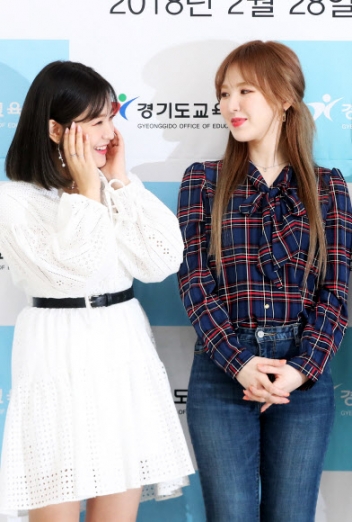 경기도교육청 홍보대사로 위촉된 걸그룹 레드벨벳 예리(왼쪽)와 웬디가 28일 오후 경기도 수원시 도교육청에서 열린 위촉식에서 미소를 짓고 있다. <br>연합뉴스