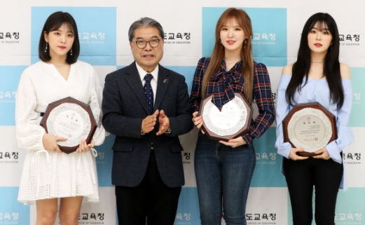 경기도교육청 홍보대사로 위촉된 걸그룹 레드벨벳이 28일 오후 경기도 수원시 도교육청에서 열린 위촉식에서 이재정 경기도교육감(왼쪽에서 두 번째)과 기념촬영을 하고 있다. <br>연합뉴스