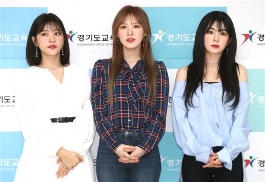 걸그룹 레드벨벳이 28일 오후 경기도 수원시 경기도교육청 남부청사에서 열린 경기도교육청 홍보대사 위촉식에서 포즈를 취하고 있다. 왼쪽부터 예리, 웬디, 아이린. <br>뉴스1