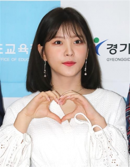 걸그룹 레드벨벳 예리가 28일 오후 경기도 수원시 경기도교육청 남부청사에서 열린 경기도교육청 홍보대사 위촉식에서 인사를 하고 있다. <br>뉴스1