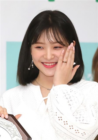 걸그룹 레드벨벳 예린이 28일 오후 경기도 수원시 경기도교육청 남부청사에서 열린 경기도교육청 홍보대사 위촉식에서 포즈를 취하고 있다. <br>뉴스1