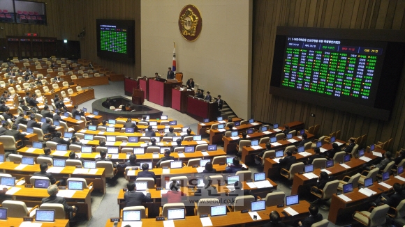28일 국회에서 열린 본회의에서 5.18민주화운동 진상규명을 위한 특별법안(대안)이 통과되고 있다. 이종원 선임기자 jongwon@seoul.co.kr