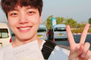 여진구, 국제운전면허증 들고 브이 포즈 ‘훈훈한 모습’