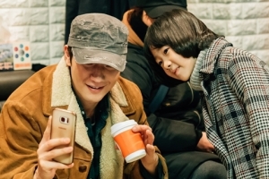 ‘마더’ 허율, 삼촌 손석구와 다정한 비하인드 컷 공개...‘반전’