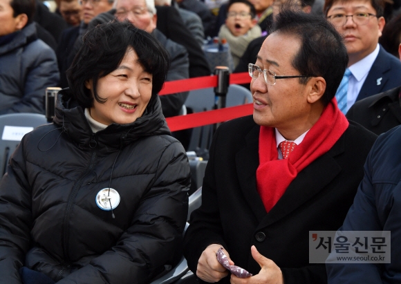 1일 서울 서대문형무소 역사관에서 열린 제99주년 3ㆍ1절 기념식에서  더불어민주당 추미애 대표와 자유한국당 홍준표 대표가 이야기를 나누고 있다.  2018.3.1  청와대사진기자단