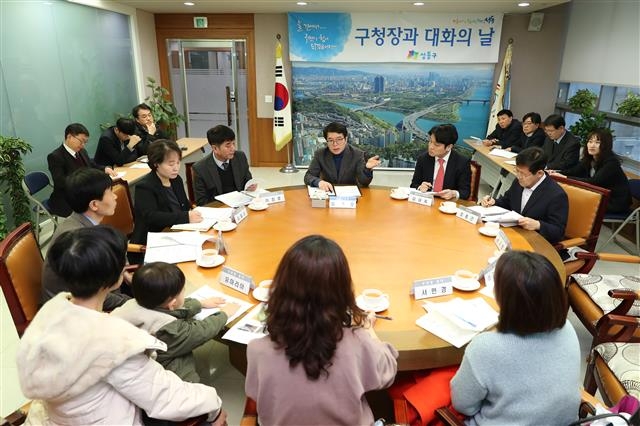 정원오 서울 성동구청장이 구청에서 열린 ‘구청장과의 대화의 날’에 주민들과 지역 현안에 대해 얘기하고 있다.  성동구 제공