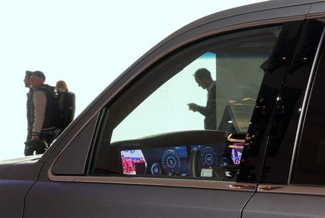 퀄컴 부스에 전시된 자율주행 콘셉트카. 사이드미러가 없는 대신 차 안 영상표시 장치에 주변 상황이 표시되고 있다.