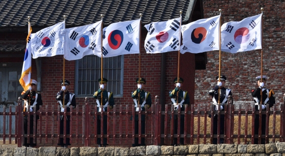 독립운동 당시 태극기들