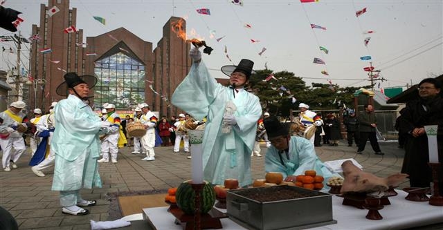 서울 강동구 천호1동 주민들이 지난달 28일 열린 벽동마을거리제에서 마을을 지켜주는 신에게 제사를 지내고 있다.  강동구 제공